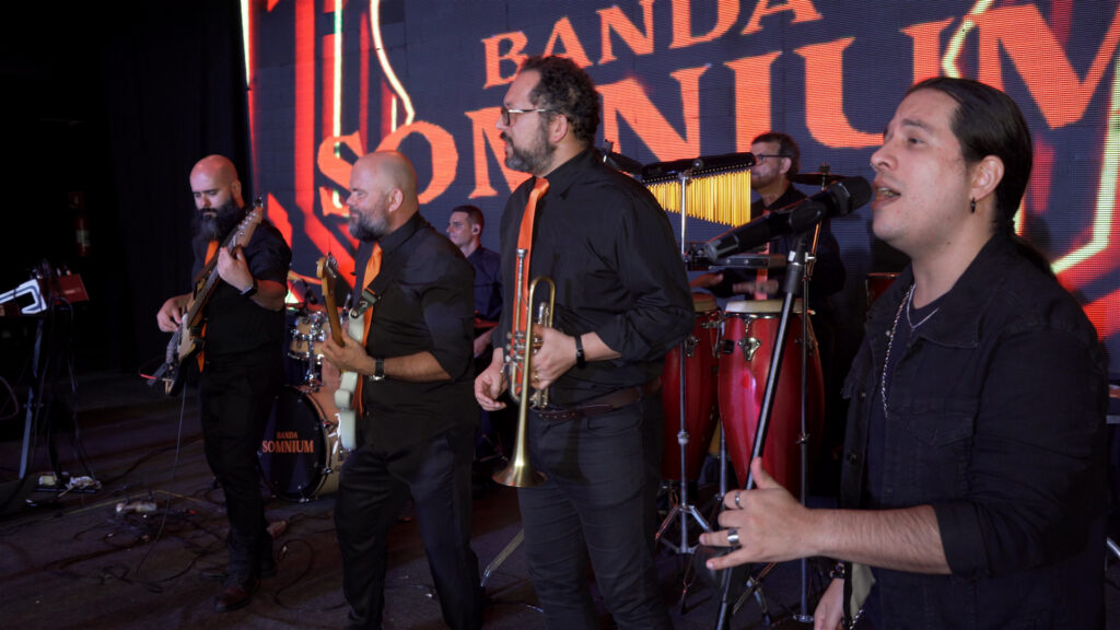 musicos da banda somnium tocando com trompete e guitarrista