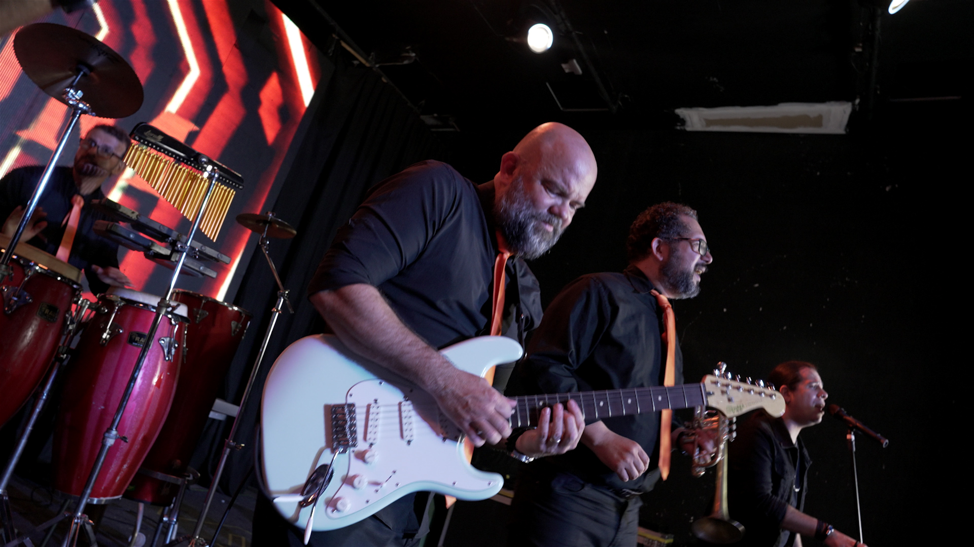 Banda tocando ao vivo na Escola Muzikal