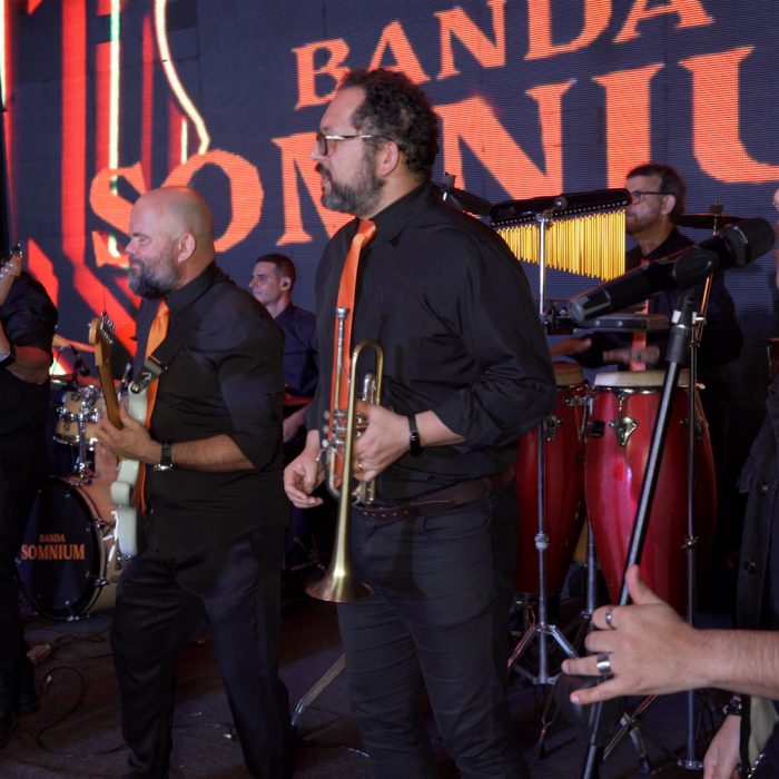 musicos da banda somnium tocando com trompete e guitarrista